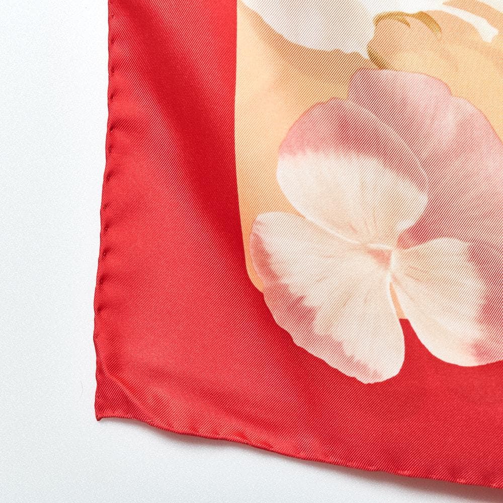 【88cm×87cm】Salvatore Ferragamoシルクスカーフ