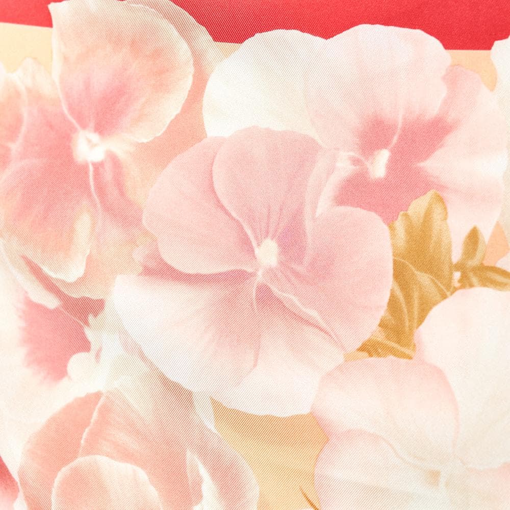 【88cm×87cm】Salvatore Ferragamoシルクスカーフ