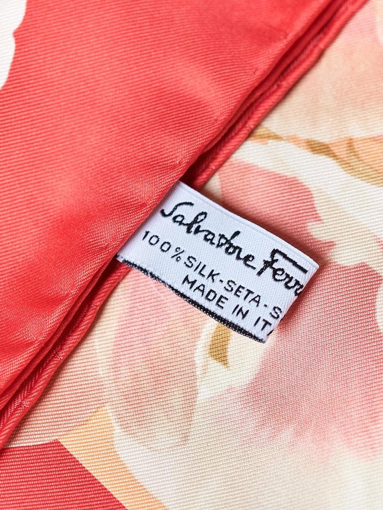 【88cm×87cm】Salvatore Ferragamoシルクスカーフ