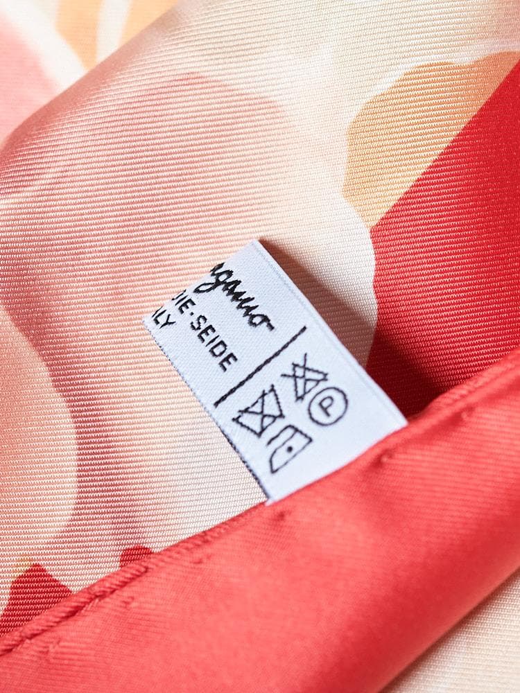 【88cm×87cm】Salvatore Ferragamoシルクスカーフ