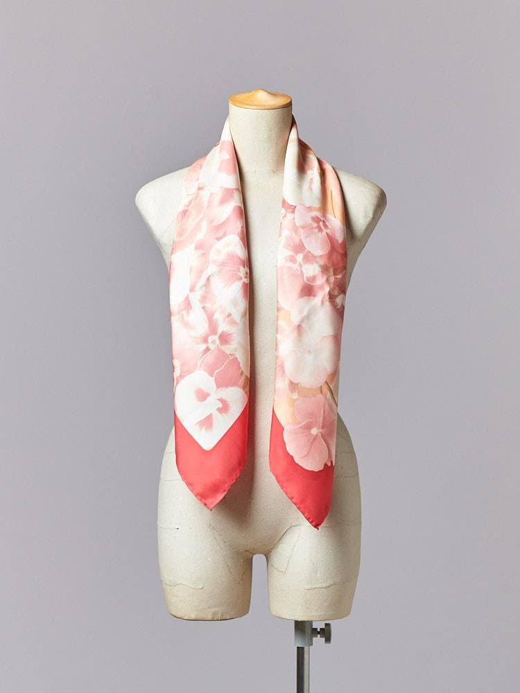 【88cm×87cm】Salvatore Ferragamoシルクスカーフ