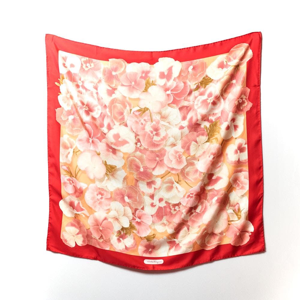 【88cm×87cm】Salvatore Ferragamoシルクスカーフ